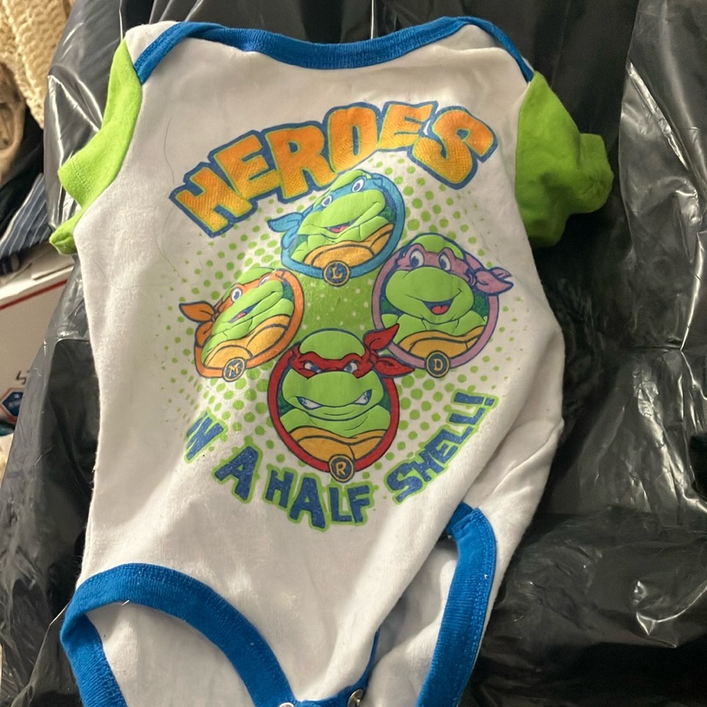 FINAL MARKDOWN Nickelodeon tmnj infant one piece 6-9 months
ZZ25